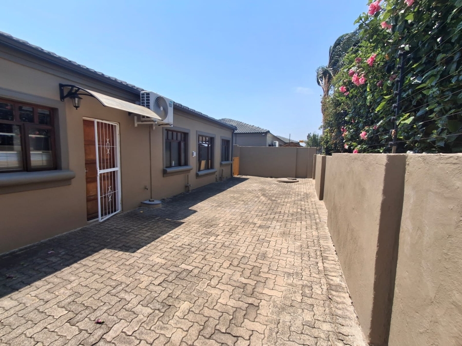To Let 3 Bedroom Property for Rent in Beyers Park Gauteng