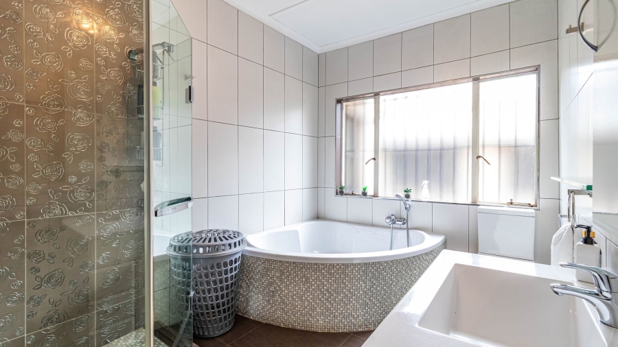 3 Bedroom Property for Sale in Farrarmere Gauteng