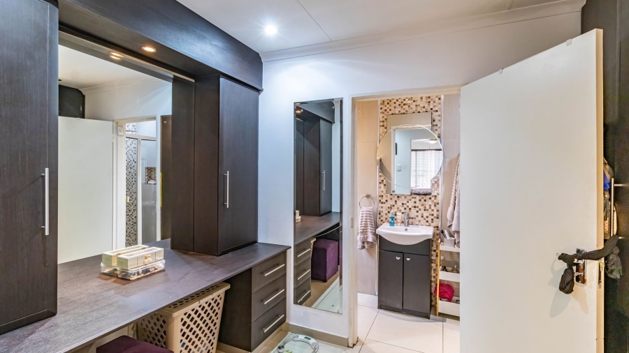 3 Bedroom Property for Sale in Farrarmere Gauteng