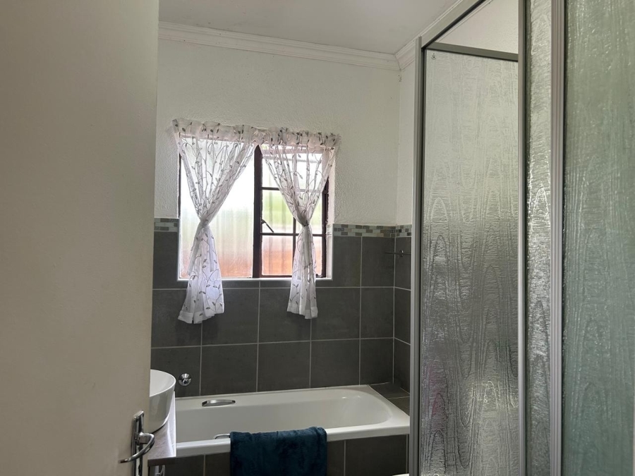 3 Bedroom Property for Sale in Die Hoewes Gauteng
