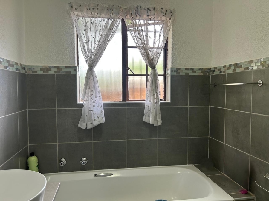 3 Bedroom Property for Sale in Die Hoewes Gauteng
