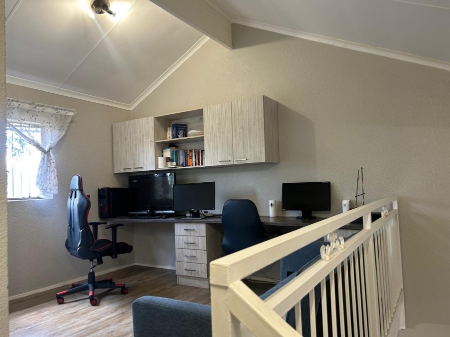 3 Bedroom Property for Sale in Die Hoewes Gauteng