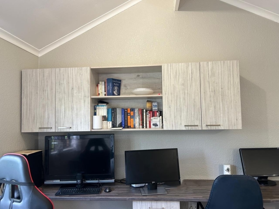 3 Bedroom Property for Sale in Die Hoewes Gauteng