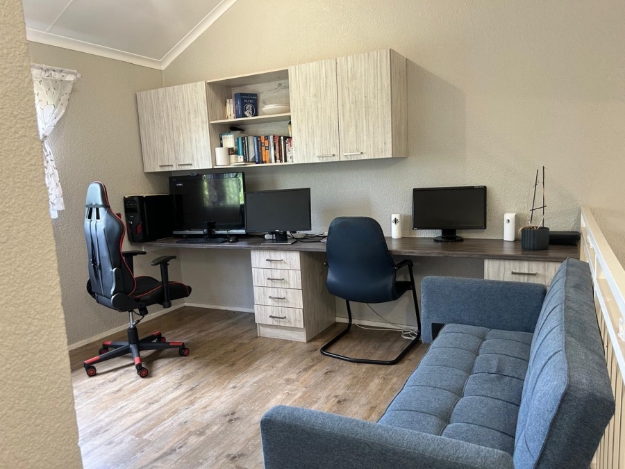 3 Bedroom Property for Sale in Die Hoewes Gauteng