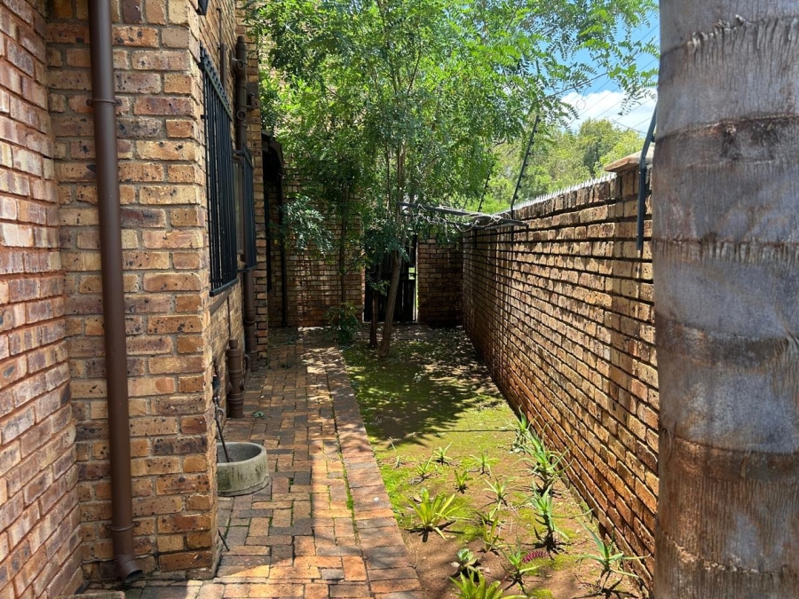 3 Bedroom Property for Sale in Die Hoewes Gauteng