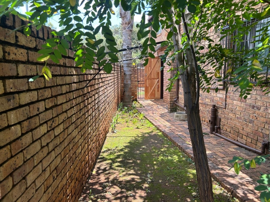 3 Bedroom Property for Sale in Die Hoewes Gauteng