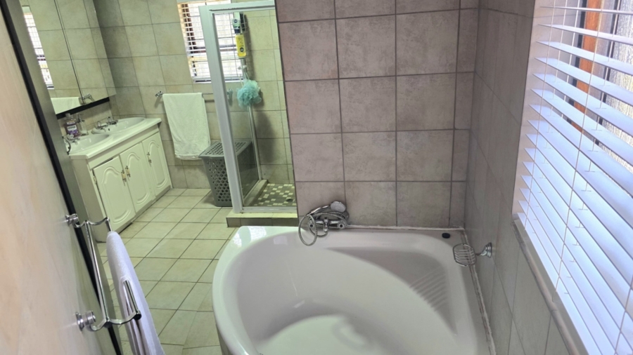 4 Bedroom Property for Sale in Waterkloof Ridge Gauteng