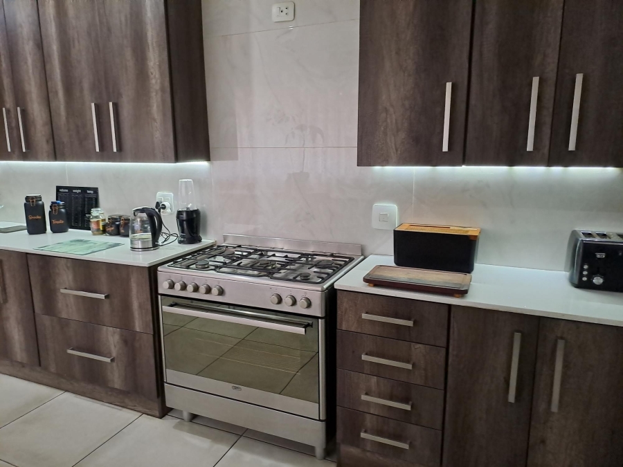 To Let 4 Bedroom Property for Rent in Denneoord Gauteng