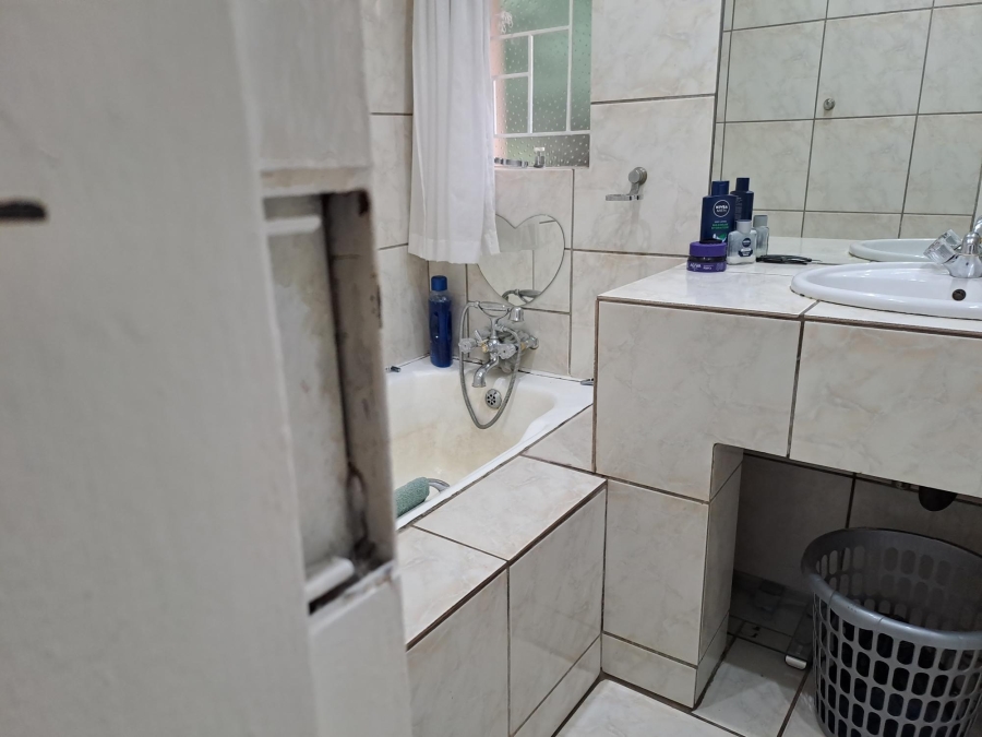 To Let 4 Bedroom Property for Rent in Denneoord Gauteng