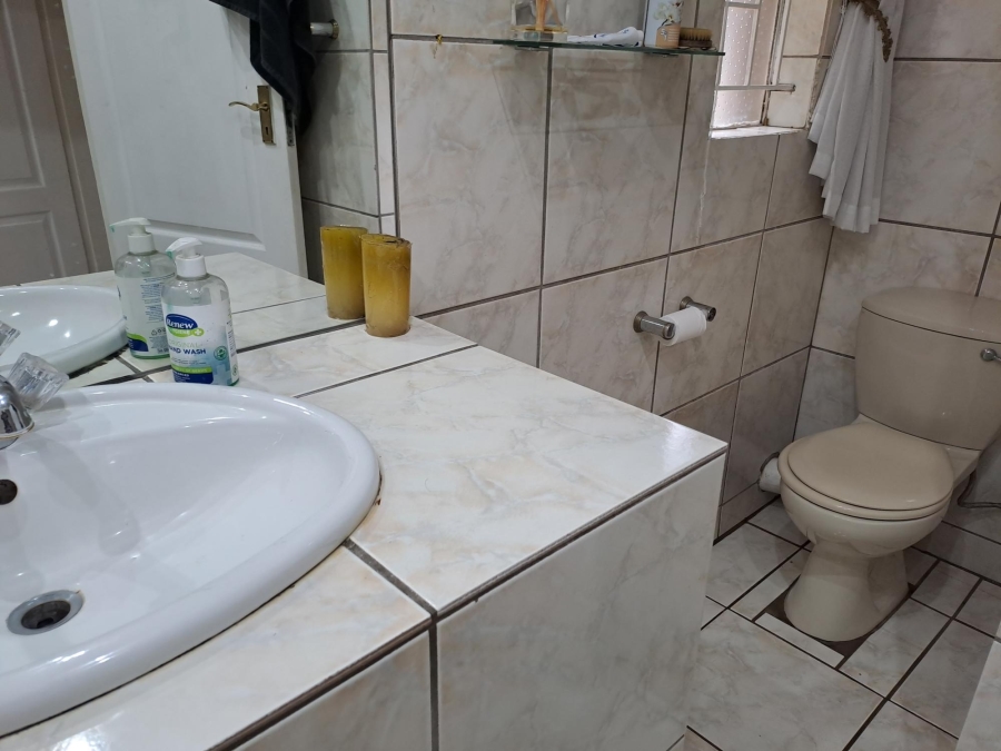 To Let 4 Bedroom Property for Rent in Denneoord Gauteng