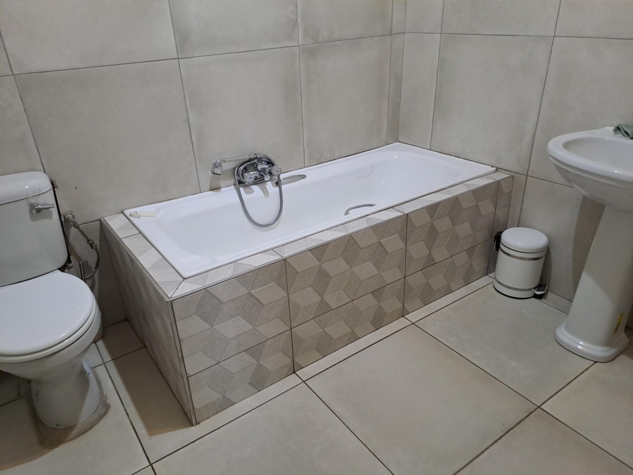 To Let 4 Bedroom Property for Rent in Denneoord Gauteng