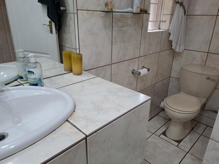 To Let 4 Bedroom Property for Rent in Denneoord Gauteng