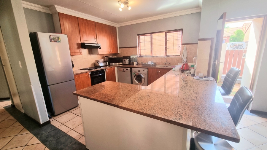 To Let 3 Bedroom Property for Rent in Crescent Wood Country Estate Gauteng