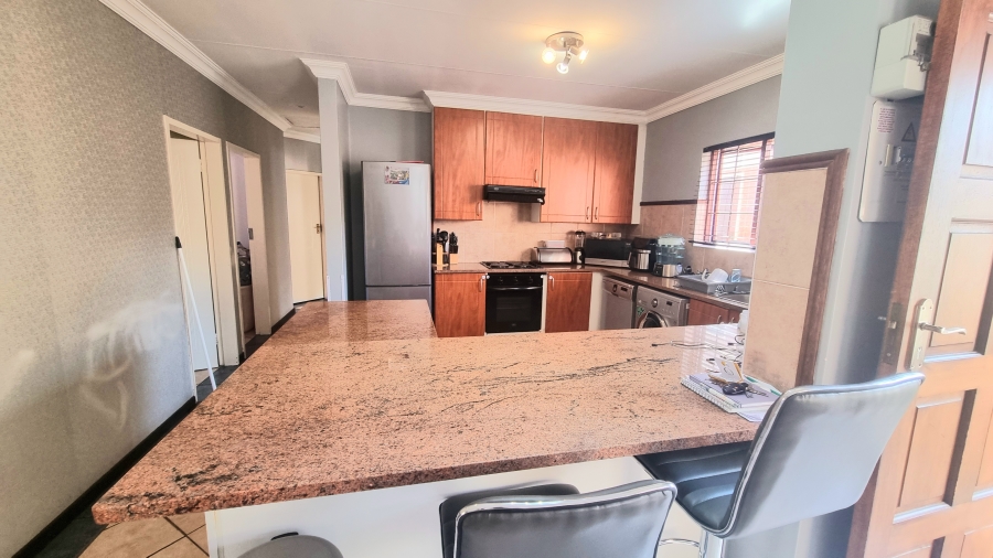 To Let 3 Bedroom Property for Rent in Crescent Wood Country Estate Gauteng