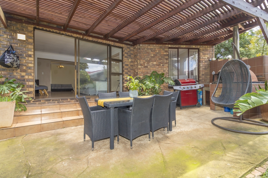 4 Bedroom Property for Sale in Hurlingham Manor Gauteng