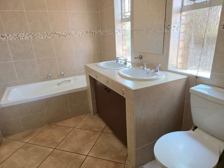 4 Bedroom Property for Sale in Hurlingham Manor Gauteng
