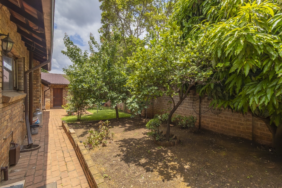 4 Bedroom Property for Sale in Hurlingham Manor Gauteng