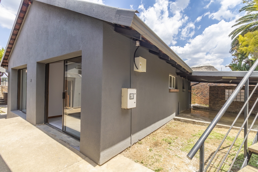 To Let 2 Bedroom Property for Rent in Hurlingham Manor Gauteng