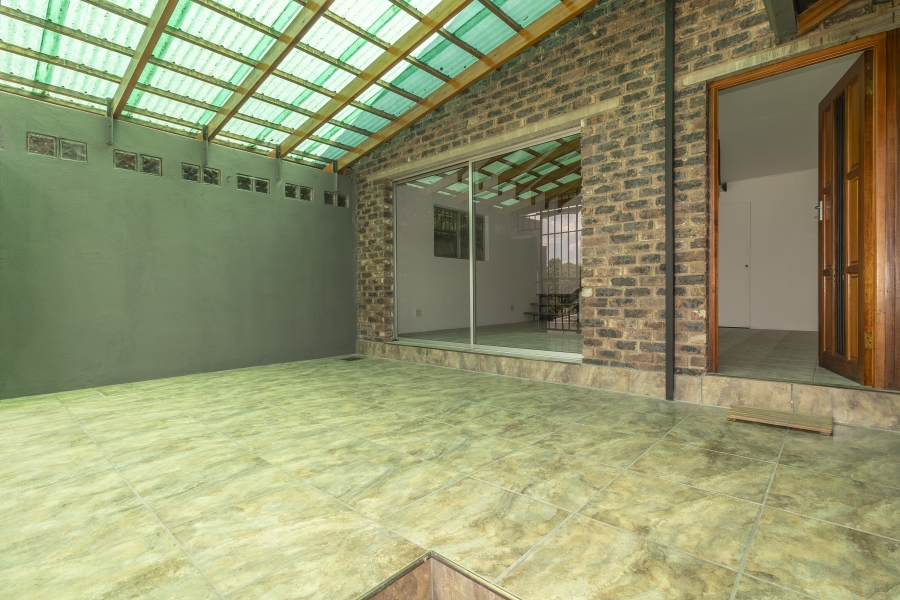 To Let 2 Bedroom Property for Rent in Hurlingham Manor Gauteng