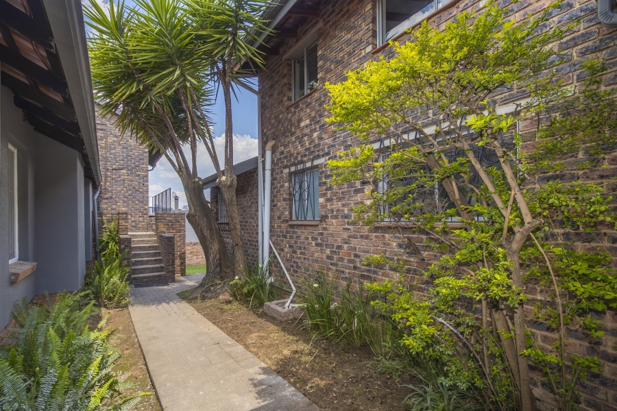 To Let 2 Bedroom Property for Rent in Hurlingham Manor Gauteng