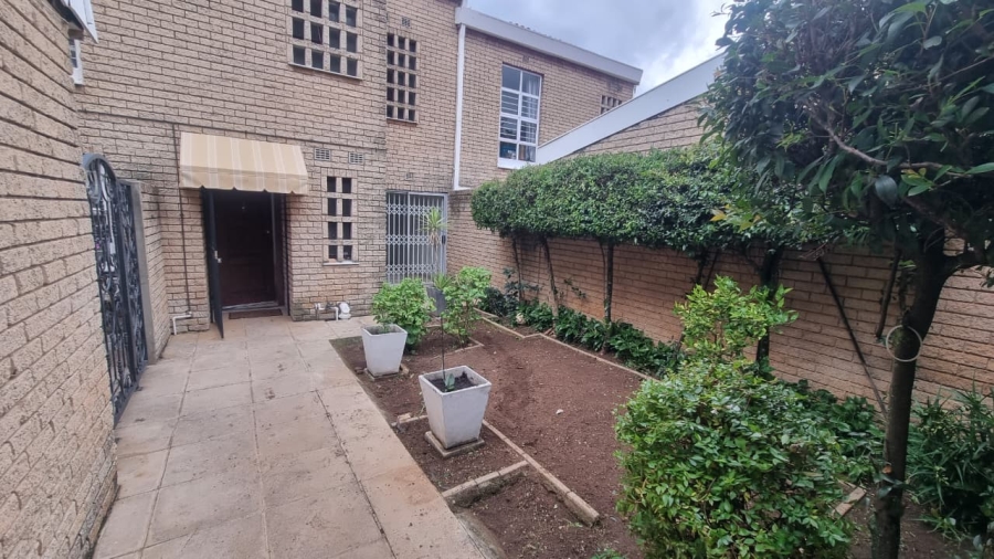 To Let 1 Bedroom Property for Rent in Fourways Gauteng