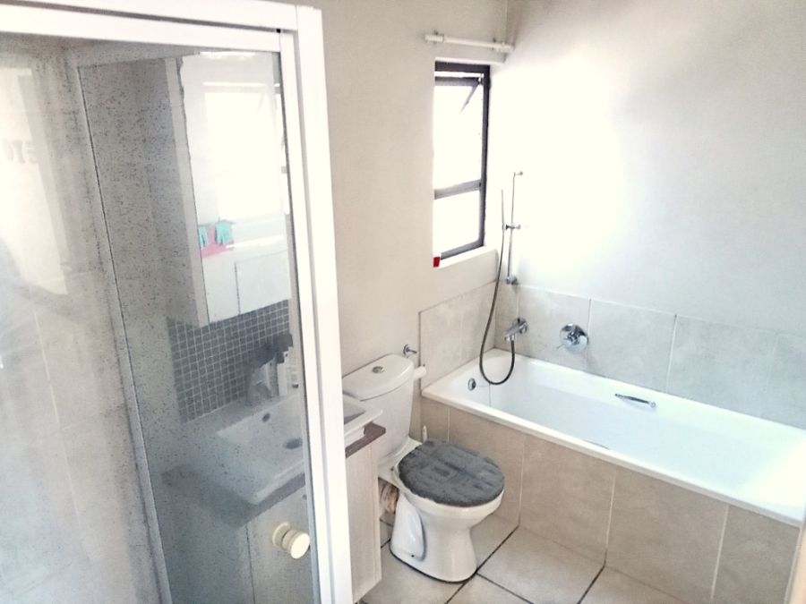 1 Bedroom Property for Sale in Douglasdale Gauteng