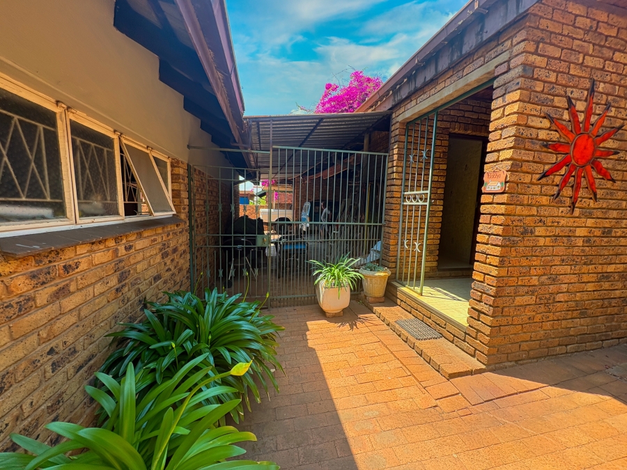 4 Bedroom Property for Sale in Florauna Gauteng