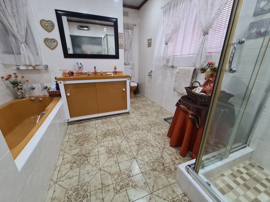 4 Bedroom Property for Sale in Flora Gardens Gauteng