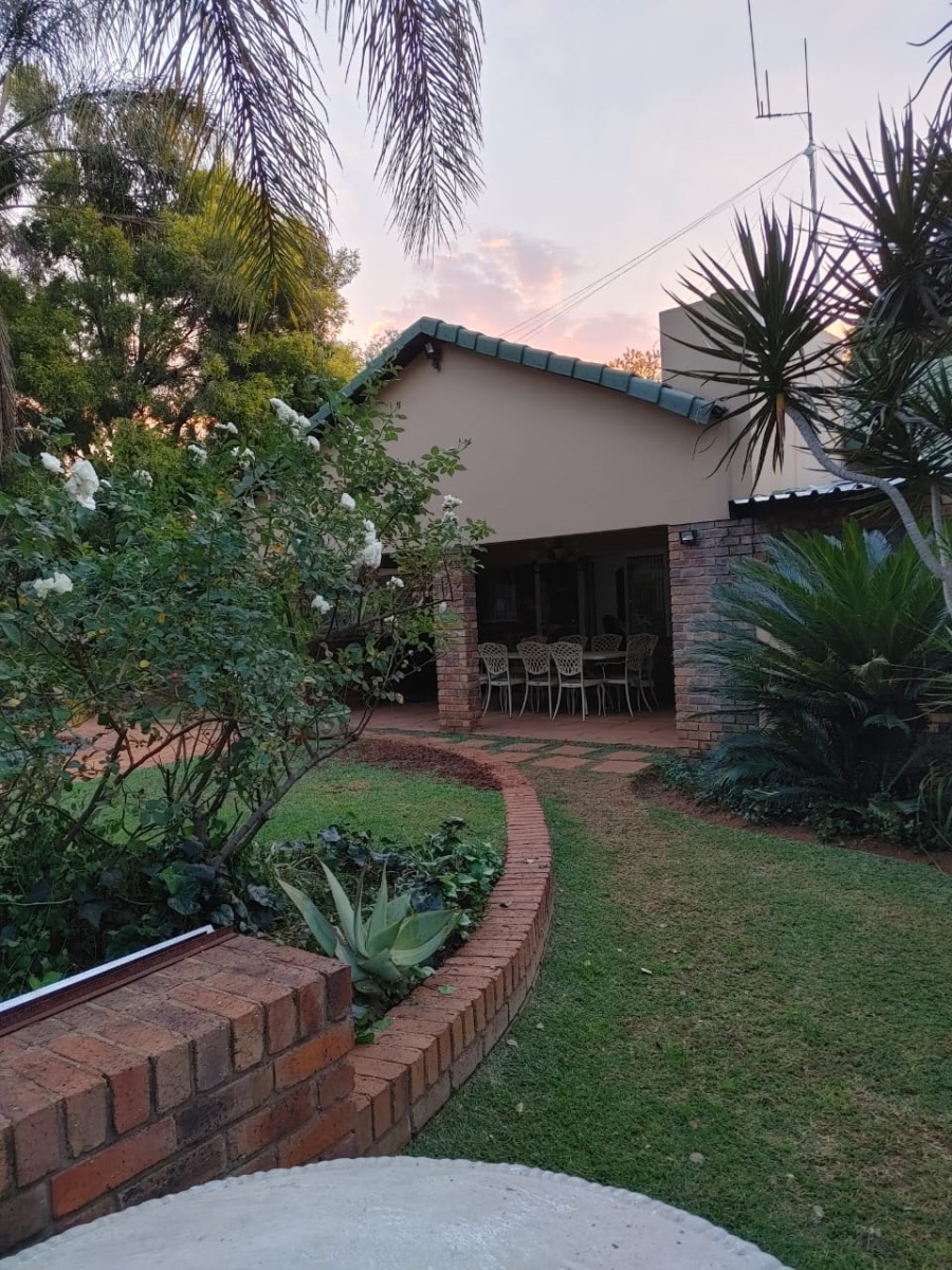 4 Bedroom Property for Sale in Rooihuiskraal Gauteng