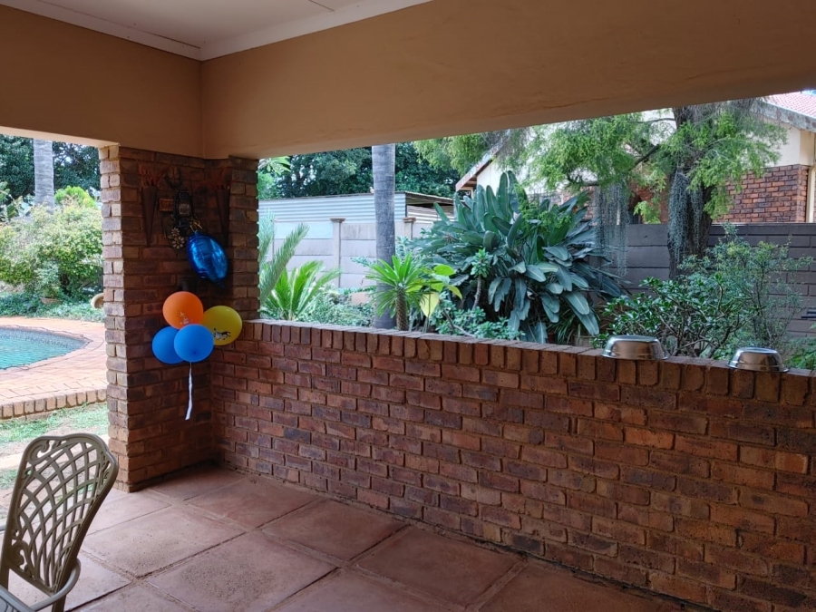 4 Bedroom Property for Sale in Rooihuiskraal Gauteng