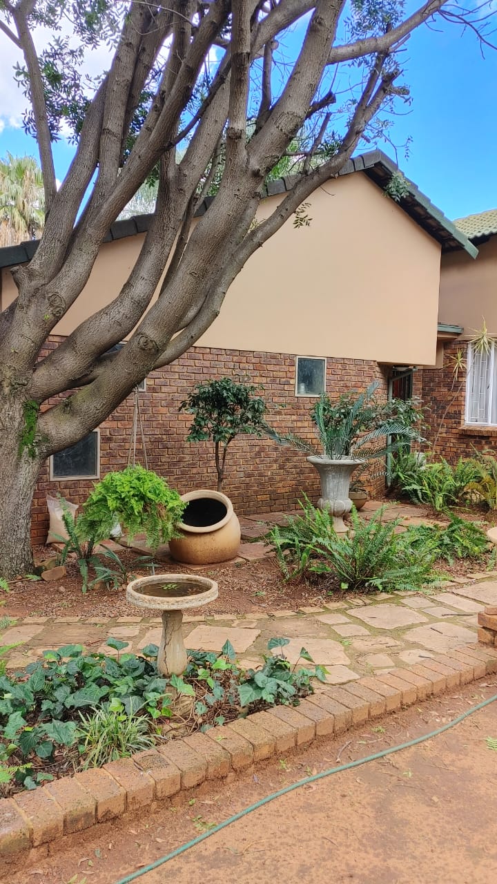 4 Bedroom Property for Sale in Rooihuiskraal Gauteng