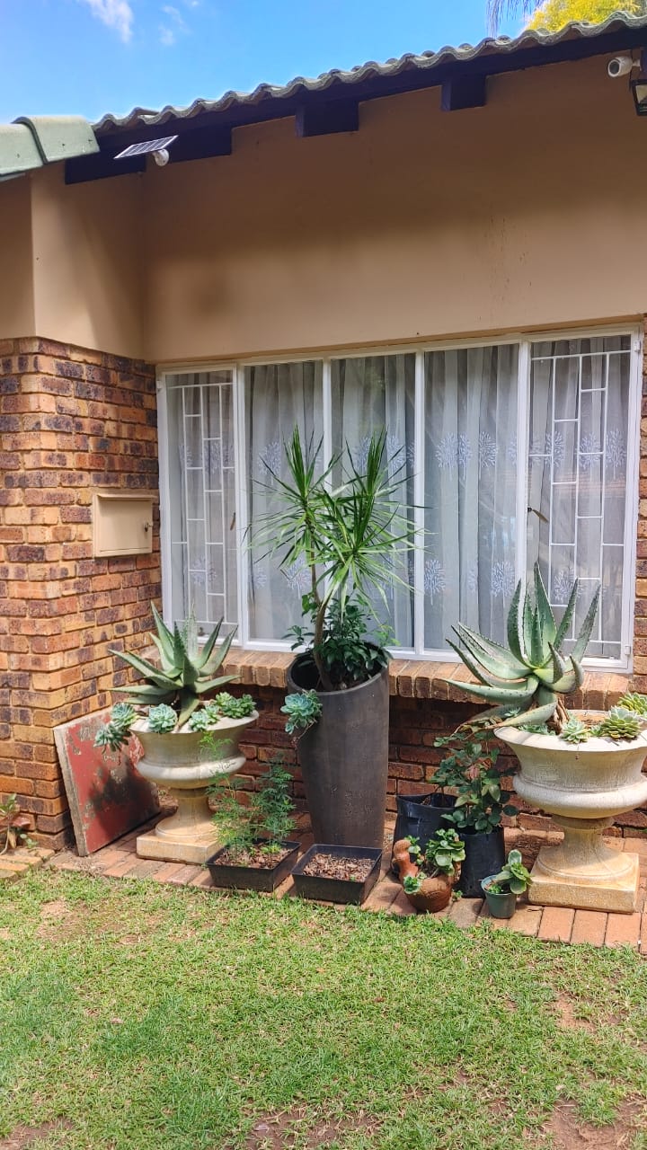 4 Bedroom Property for Sale in Rooihuiskraal Gauteng