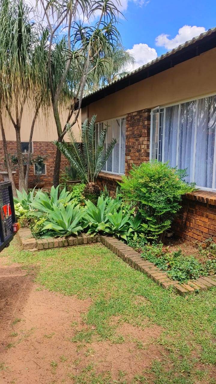 4 Bedroom Property for Sale in Rooihuiskraal Gauteng