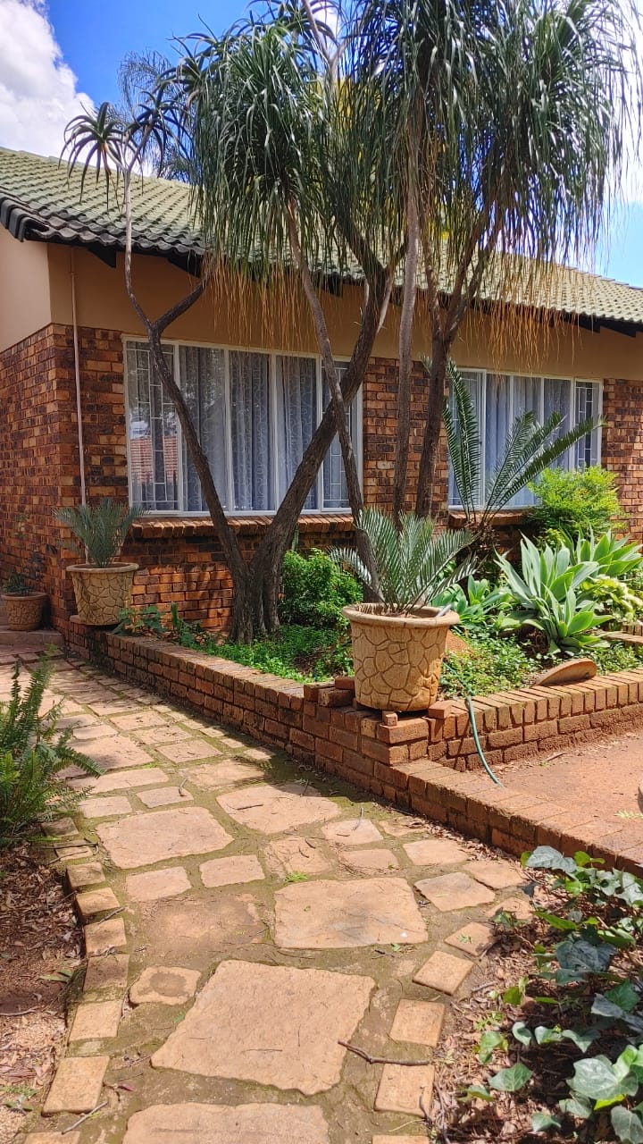 4 Bedroom Property for Sale in Rooihuiskraal Gauteng