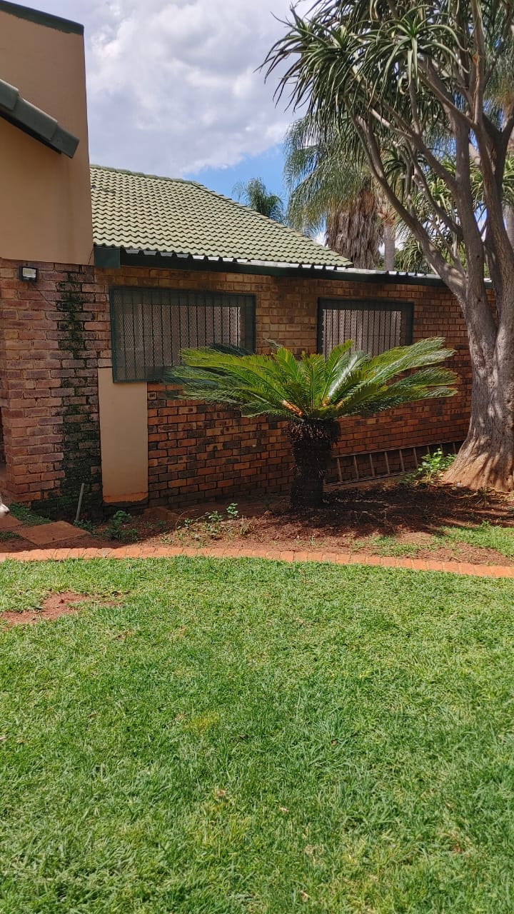 4 Bedroom Property for Sale in Rooihuiskraal Gauteng
