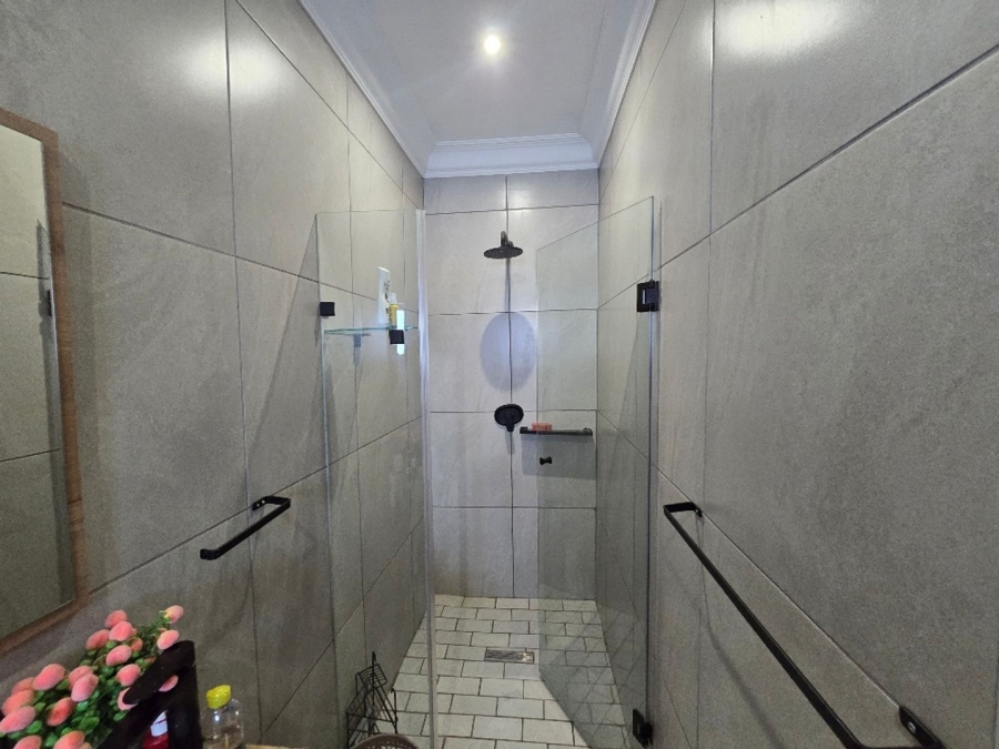 5 Bedroom Property for Sale in Kameeldrift East Gauteng