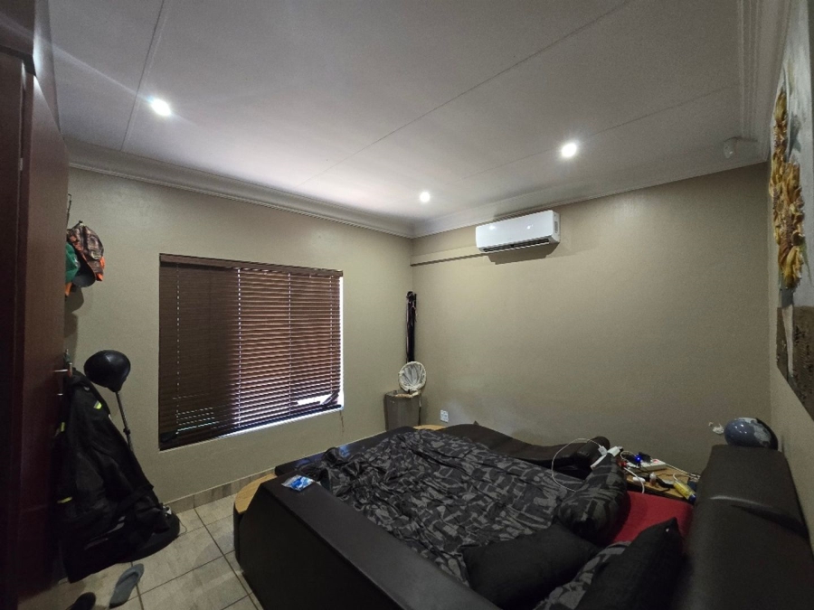 5 Bedroom Property for Sale in Kameeldrift East Gauteng