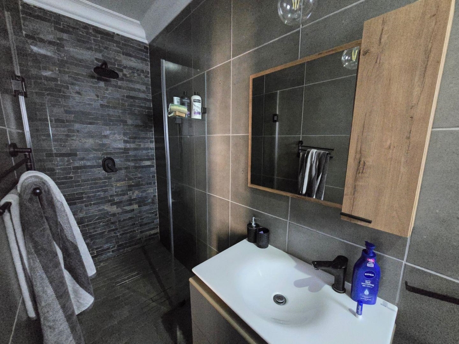5 Bedroom Property for Sale in Kameeldrift East Gauteng
