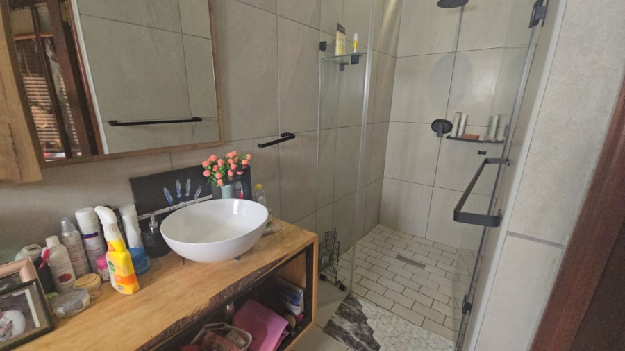 5 Bedroom Property for Sale in Kameeldrift East Gauteng