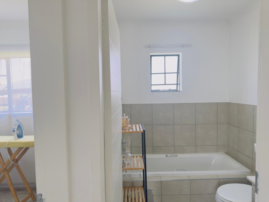 To Let 4 Bedroom Property for Rent in Monavoni Gauteng