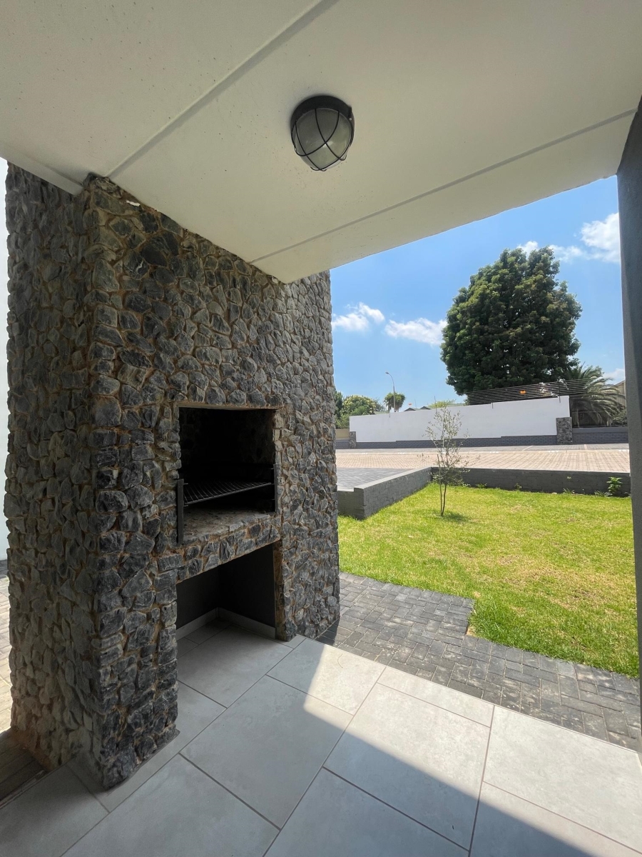 To Let 2 Bedroom Property for Rent in Glen Marais Gauteng