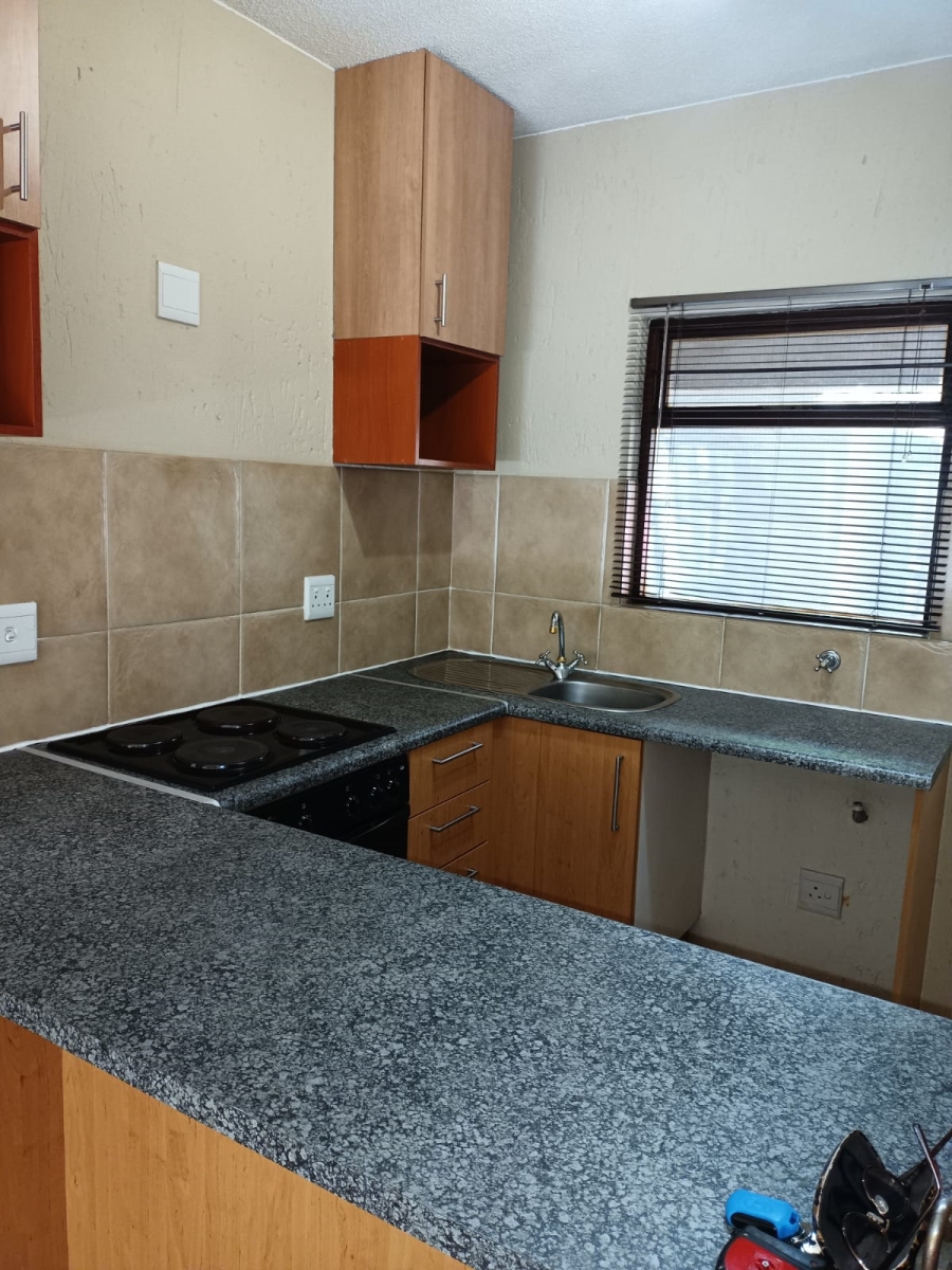 To Let 1 Bedroom Property for Rent in Lonehill Gauteng