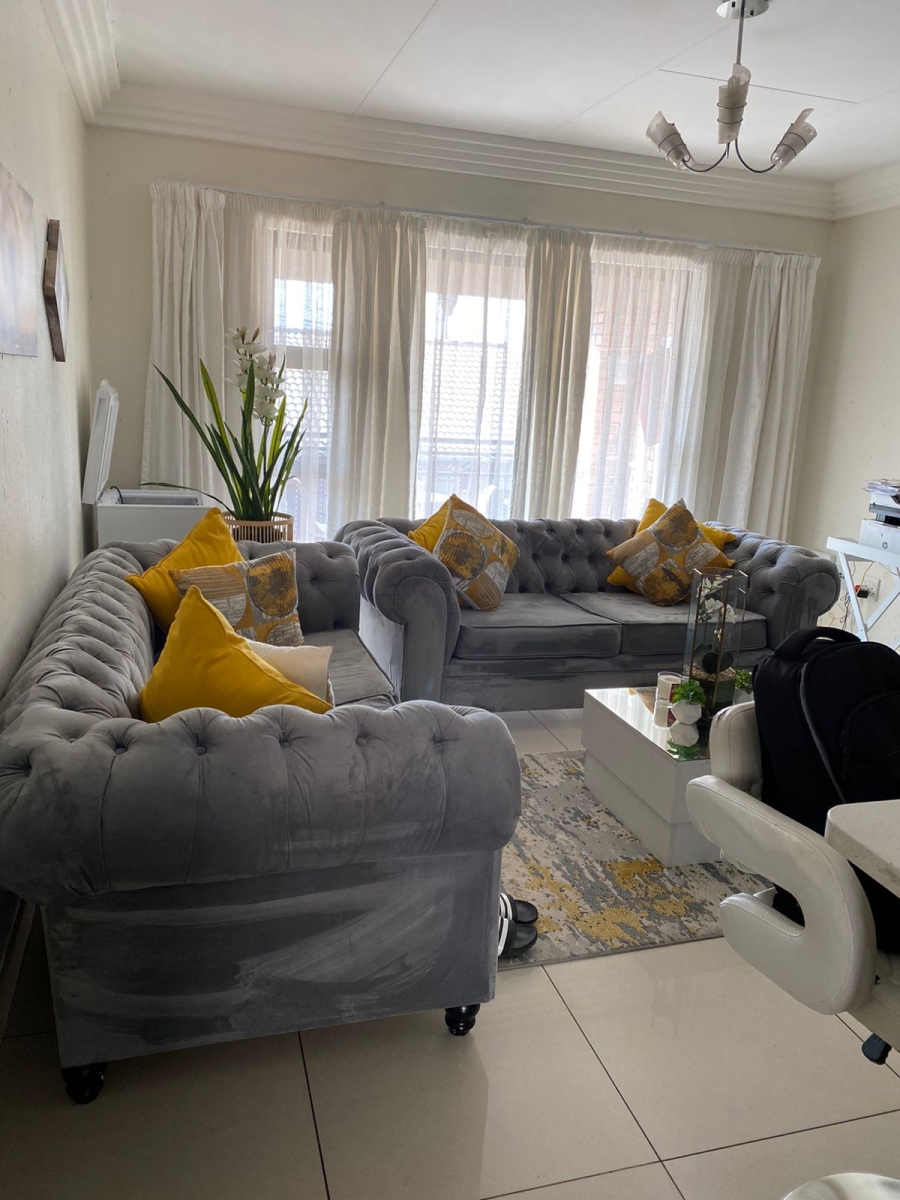 To Let 2 Bedroom Property for Rent in Ravenswood Gauteng