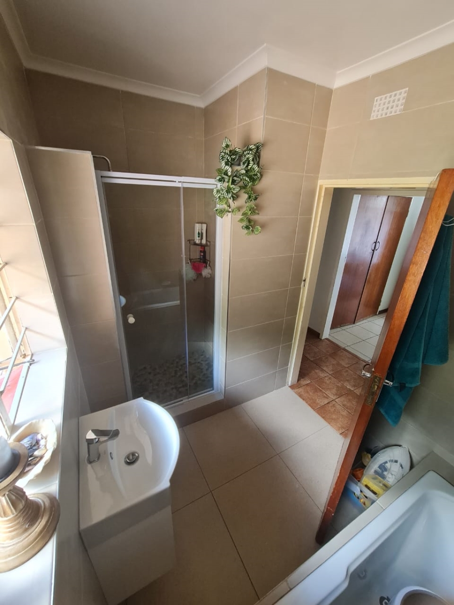 5 Bedroom Property for Sale in Constantia Kloof Gauteng