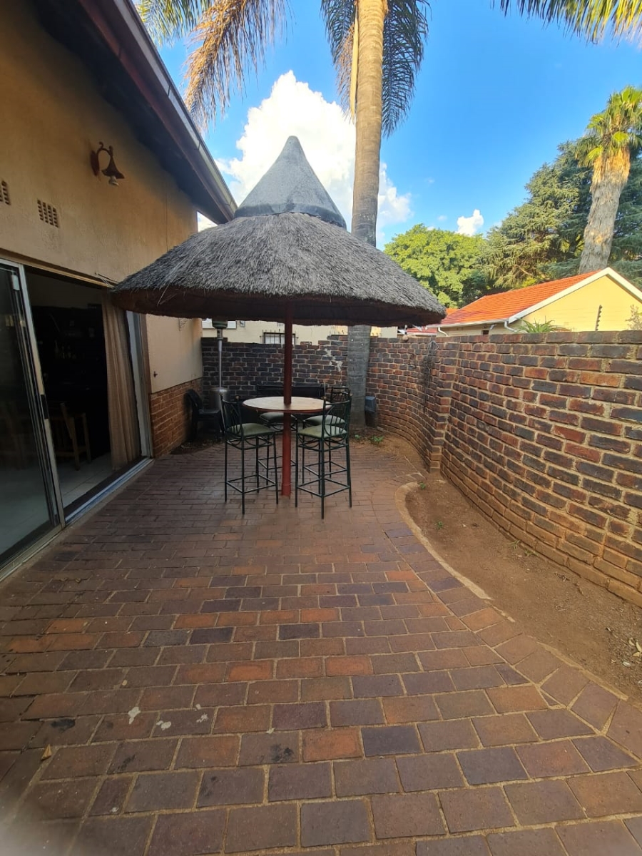 5 Bedroom Property for Sale in Constantia Kloof Gauteng