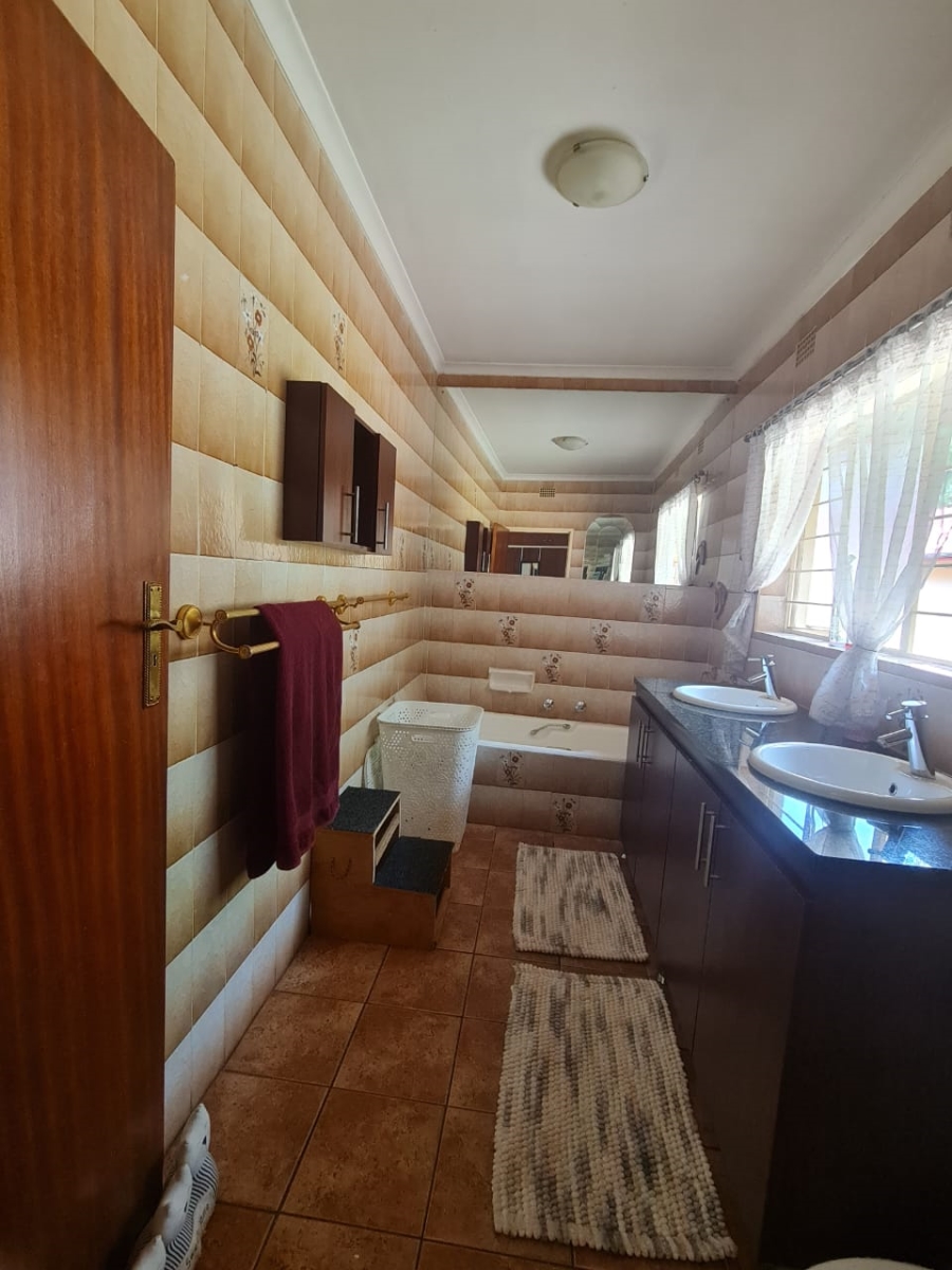 5 Bedroom Property for Sale in Constantia Kloof Gauteng