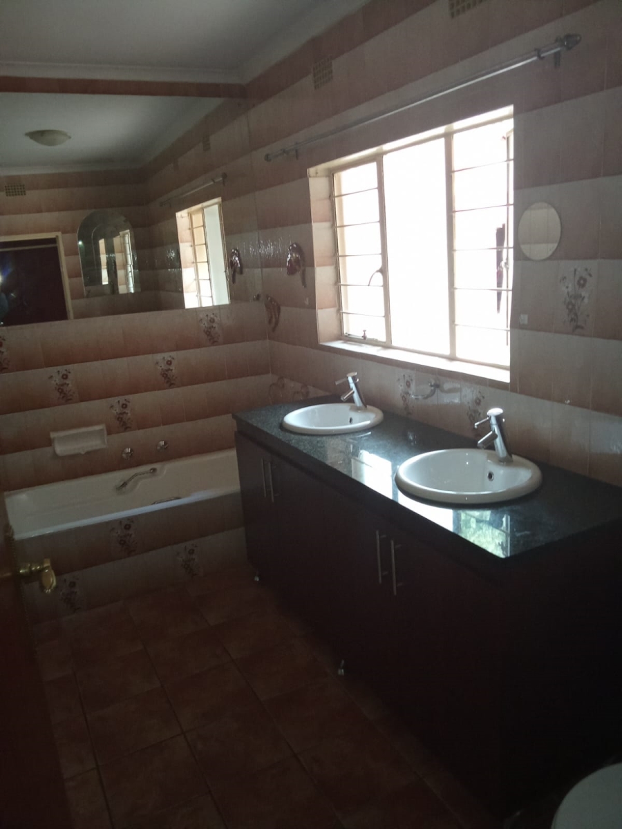 5 Bedroom Property for Sale in Constantia Kloof Gauteng