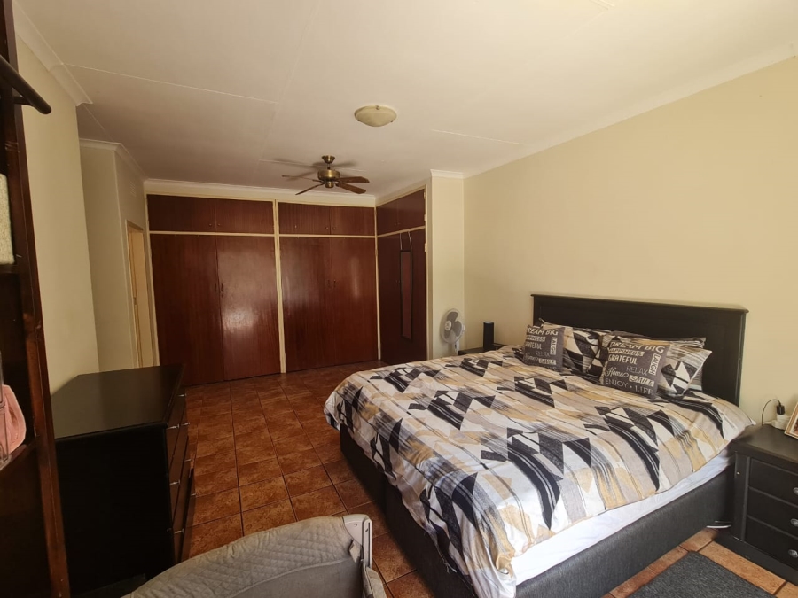 5 Bedroom Property for Sale in Constantia Kloof Gauteng