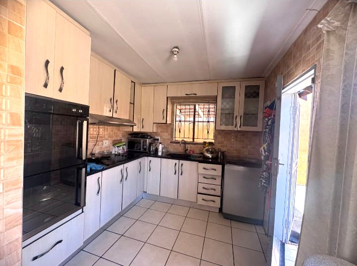3 Bedroom Property for Sale in Clayville Gauteng