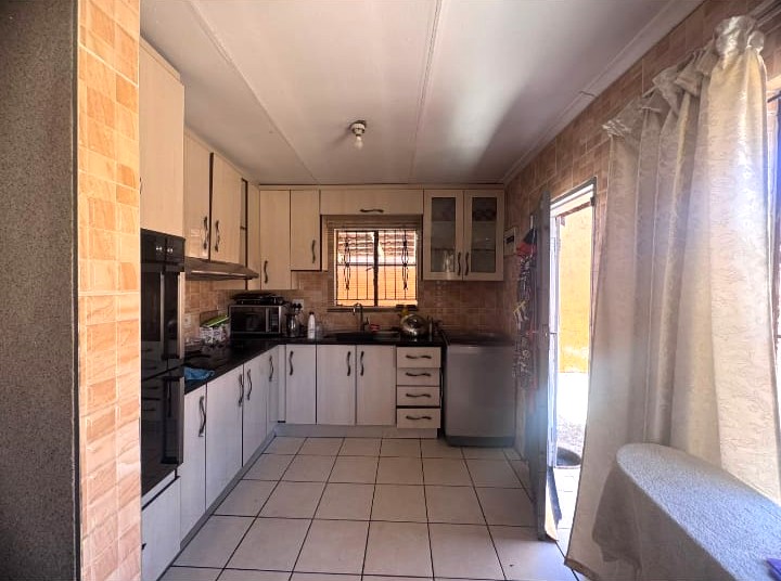 3 Bedroom Property for Sale in Clayville Gauteng